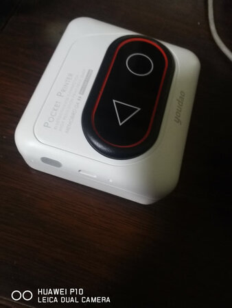 这款口袋打印机外形可爱，白色款颜值很高，打印功能强大，可打印纸张和不干胶，不需要墨水、碳粉，使用高科技的热敏技术，打印出来特别清楚，不含铅，非常安全，特别适合儿童，内置海量题库，支持小学至高中的常见习题，快速拍照，精准识别习题内容，不仅可以看到答案，还可一秒获取权威解析，过程更清晰，采用进口高清打印头，实现306dpi高清打印，通过蓝牙传输，热敏打印，终身无需添加墨水，环保健康。 打印的内容保持时间长，可达10年之久，真的是一款特别实用和便携的高科技产品！