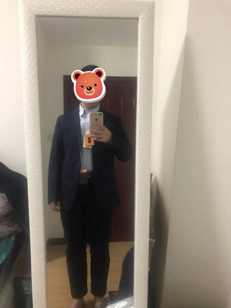 西服样子很好，颜色也正，商家态度好，快递也很快.建议大家放心购买.大名牌的衣服，质量很好，走线都比杂牌的衣服要工整很多，没有线头，做工精细，面料好，穿上舒服。