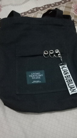 材质手感：挺舒服的
其他特色：有色差，没有送礼物挂件啥的，有点脏比较薄，物流有点慢，不过整体还挺喜欢的 
容量空间：蛮大的
外观颜值：好看
适用场合：学生
做工细节：有脱线的地方