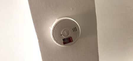 操作使用：用起来挺方便，直接用厚的双面胶粘在房顶上。