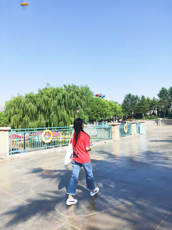 裤子穿着敲舒服，很有垂感～?纠结M还是S，最后拍了S，而且有一丢丢肥。但是搭衣服很好搭，超好看的。身高162cm体重92g。