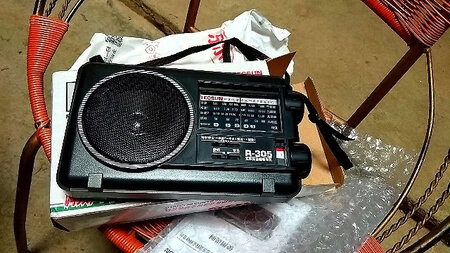 京东物流很快，昨天下的单，今天中午到达，收到了，还行，就是卖家为什么不包括外接电源适配线以及耳机卖给客户，还要客户自已另行外购，感觉这个售后的配套服务欠缺。
