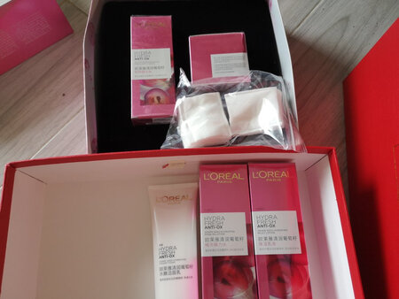 东西很好用了保湿效果不错，就是漏发活力霜，没有发给我，给你四星，后续跟进追评！