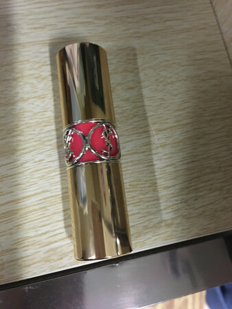 经过多方考察，最后选了这个品牌、这个颜色，虽然没有专柜试用过，自以为颜色比较浅，可涂了一点点上去，唇色就发生了很大的变化，很显色，也润润的，以前买的口红涂完嘴唇总是脱皮，用了2天发现这款口红不脱皮，这也是最让我满意的一点。