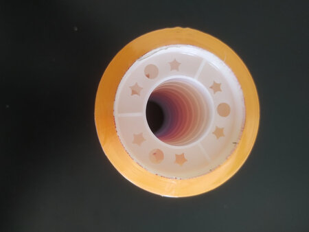 得力的品牌还是很不错的，我的很多文具都是用的得力的。这款得力彩色胶带最吸引我的就是外观了，像一般的这种8毫米宽的胶带都是绿色的，这款有四种颜色，每种三卷，商标上面标注的总长是27.4米，摸起来手感也很不错，厚度也还可以，这种胶带主要是用来缠一些东西，错字修改也可以用的。
