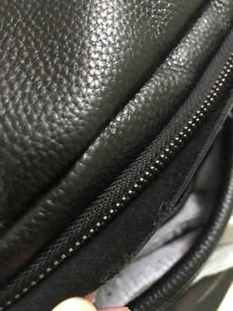 很棒得一个背包。
真皮，皮质很软，摸起来很舒服。
版型也很帅，背起来很好看。
内部空间大能容纳比较多的东西，有电脑保护隔层，拉链顺滑。
不过因为背带也是真皮，比较细，不建议背太重的东西。
细节上还可以再改进一些，外露的裁边没有包边，容易有翻毛，内衬走线也有一些线头需要修剪。
总体来说还是不错的，八分。