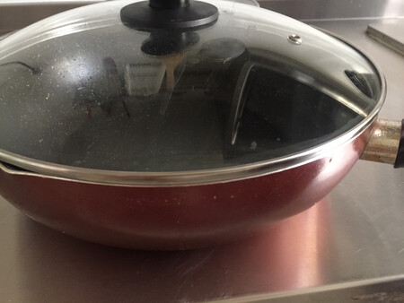 苏泊尔一直是品质的象征，物美价廉，值得称赞，用来烙饼，味道非同凡响，用来做煎包，更是赞不绝口。同事推荐入手的，本以为和其他品牌差不多，但是真的好到令人惊讶，已经做了饼和煎包，没有糊，而且不粘锅，完全出乎意料，和外面买的差不多水准。颜色也很好，大小也合适，材质也很值得称赞，搞活动买的还便宜。赞赞赞