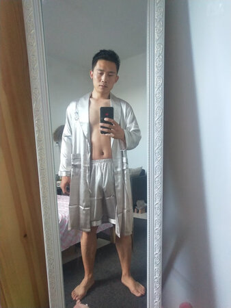 还行，布料挺舒服的，大小合适，可以放心购买。