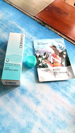 有淡淡的香味，洗脸后皮肤一点都不紧绷，
还有赠品。