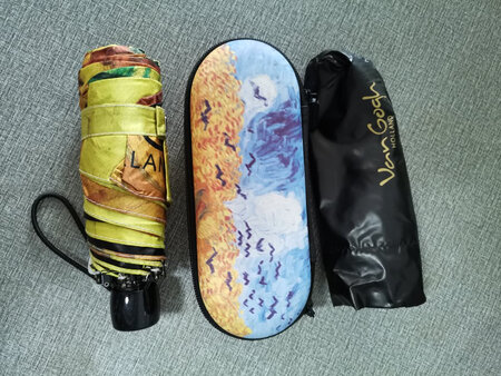其他特色：这把伞确实好，一点味道也没有，还有就是快递员服务非常好。