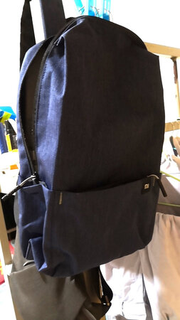 如此价格的小包很合适日常通勤，带个随身物品使用。不想挎胸包腰包的可以试试。