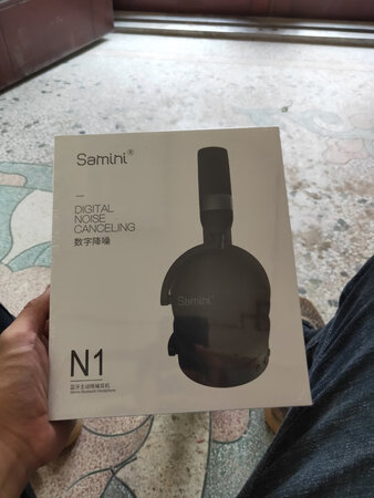 做工质感：挺好的
舒适度：戴了一个小时，耳朵开始有点痛
音质音效：挺好的
续航能力：暂时不知道
其他特色：没啥感觉，耳机适合中小声音，稍微大点声，外面就听得到