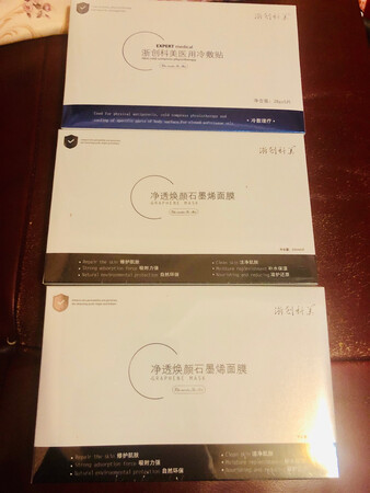 冷敷贴回购第3盒了，好用，性价比高。这次双十一试一下石墨，用了一片，没有过敏，感觉还不错，用完了回来追评。