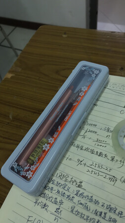 不错，能放5只笔