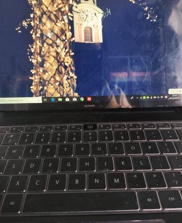运行速度：运行很快 没有卡顿现象
散热性能：散热其实不算特别顶尖 但是不打游戏不带动特别大的软件平时用已经完全够啦 散热的时候小风扇会有一点点声音（得特别近而且很安静的时候才会听到  旁边我室友的电脑天天呼啦啦的响 对比出差距啊）
外形外观：颜色还蛮好看啦 反正外观我很满意
其他特色：发货超级快 本来我一般不评价这些东西的。但是笔记本电脑算是比较贵贵的了呜呜呜  所以用了一个多月之后来认真评价一下 综合起来我真的很满意哒。然后就是其实这个比原价要贵哦 但是毕竟很难拿货吧也可以接受嗷。学习和工作用已经完全足够啦~  还有就是卖家送的膜，因为手残没贴好有一点点气泡但是可以接受呜呜呜 反正服务态度也是满分啦真的超级棒的