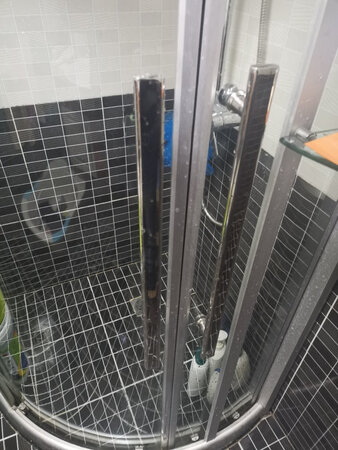 以前用过很多种洗涤剂，但效果都很一般，这个效果还不错，先刷一遍，然后过几分钟之后再刷一遍，用水冲洗之后再刷一遍，还蛮干净的。
价格有点小贵，感觉包装的使用方法可以再更先进一点。