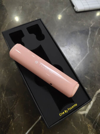 耳机颜色真的很少女，很喜欢，可以双耳通话，音效也很不错，平时跑步带着也不会掉，降噪也不错，防水也可以，平时听为了省电也可以单耳替换着用。