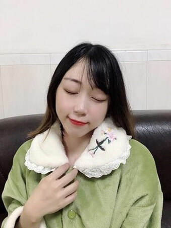 精致细节做工都不错，简约，客服推荐的尺码穿上合适，款式甜美不挑人，面料手感好好不扎身，颜色也挺喜欢的。感觉挺值得的，适合现在这个时候穿，我已经下过水了，这种贴身的衣服，我特地是手洗的没有掉色，很不错，还会再来回购的哈！想要买睡衣的亲们不要错过了喂！