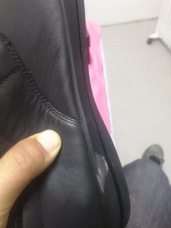 鞋子款式还可以，就是有个别地方有脱胶现象