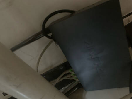 照片拍的不好看，但是东西非常好用，网速快，安装方便，企业版后面插口也多