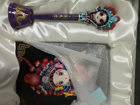 做工精细，包装精美，唯一不好的就是笔杆上的人物眼镜是空洞，如果加上眼白会更完美！