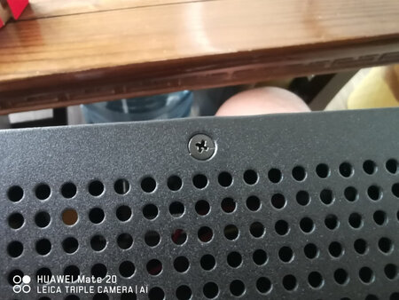 螺丝明显拧过，有痕迹，可能是返修或者退换货