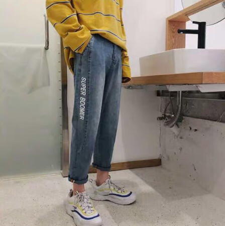 牛仔裤穿着还不错，挺舒服的，手感也很好