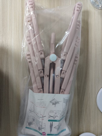 产品包装：有些简约，但到货后商品完好！
产品材质：材质还可以，很坚韧，挂很多衣服都没事。
其他特色：设计合理，节省空间，方便收纳。