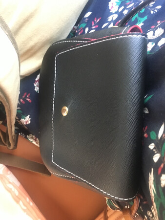 几块钱的包，买来试试看。虽然没有内置小兜，但是空间够大，这个价格很值了。颜值也不错哦