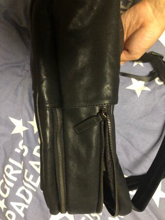 赶上双十一促销，看模特背着不错，自己也一直想买这样的背包。今天刚拿到手，试背了，效果不错，手感摸起来也很好，是正品！关键是这背包能放不少东西，我的14寸电脑完全没问题，两侧还可以当瘦长的水杯和雨伞，书包最外侧可以放很多零碎的东西，很实用，休闲公务都可以，希望可以耐用?