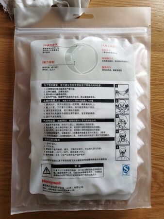 上次安装窗帘时，用冲击钻打孔吃了一肺的灰，这次凑单就顺便买了几个口罩以备不时之需，打算以后在家***做家具用切割机时防尘使用，健康才是必要的。到货很久没机会用，今天试了下，有鼻托感觉比老式那种舒适多了，而且价格比国产品牌还便宜，值得好评
