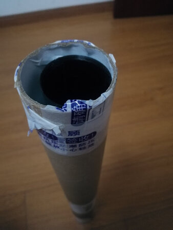 整体来说，首先物流很快，包装十分严实，没有破损，为了能不也让外面看到屋内的情况，特地买的这种单向透贴膜，试用效果也不错。店家采用的是圆桶装的包装方式，外面那层包装纸筒非常厚实，完全不会磕磕碰碰到里面的膜，送来时膜没有很多皱皱的折痕。整体的尺寸比较适合正常的窗玻璃大小，没有需要裁剪很多，0.6米的长度差不多我贴了一个整窗玻璃，稍微裁了点边角。这款是绿银隔热膜，绿色朝里，银色朝外，银色在正常日光下是全反射，外面不能看到屋内的样子，绿色是可以让里面的看到外面的情况
