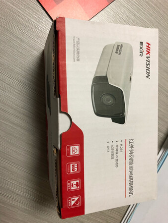 监控安防项目之首选-海康威视！大品牌信得过，质量放心，做工也很不错，200W像素高清摄像机，还支持POE供电，画面清晰流畅不卡顿，施工、安装简单便捷，维护也很方便，装好以后就不用管，日常维护简单省心，最主要是画面效果很好，安全放心！