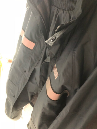 买错，，应该买个网格的内衬，反正夏天穿雨衣也是热