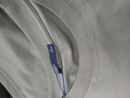 衣服很快收到了，面料舒服，印花做工精致，有大牌的感觉。