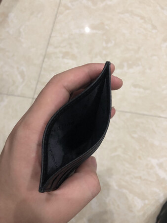 很柔软的鹿皮 上面还有一个零钱位 很不错的卡包