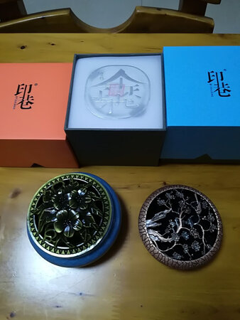 收到就用了沉香，味道淡雅，还送了线香与非常漂亮的香炉，非常丰富，非常喜欢。