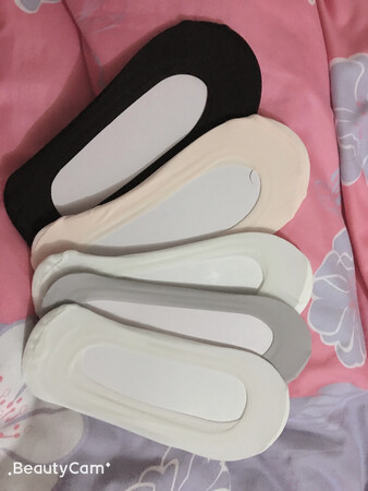 袜子?穿着很舒服? 防滑很好所以再来回购
请不要这次发货是不是袜子缺货阿
给我发了两对白色的，其实我更想要黑色的?