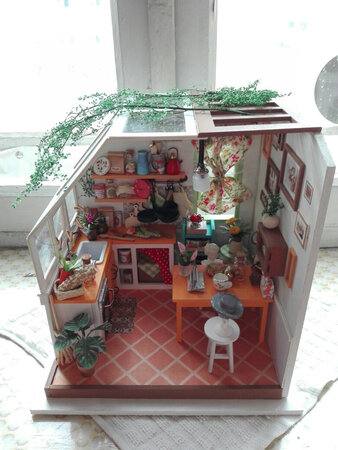 哈哈，终于完工了，第一次做***小屋，非常喜欢这种风格的小屋，设计细腻大气，色彩搭配漂亮，内容丰富多样，有木制的，纸质的，还有金属和布料，还要连接电路做小灯，非常锻炼耐心细致毅力培养审美，做好后非常有成就感，建议以后物件能更具功能性就更好了，比如柜子的抽屉可开，壶盖也可打开等。特别感谢客服圈圈，服务非常认真到位，涂料胶水不够特意给补发的，还说半年内发现有损毁不全的件还可以给免费补发一次，非常开心，非常愉快有意义的一次购物。
