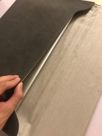 颜色比较耐脏，皮挺厚实的，放dell灵耀7000刚好，就是电池包小了点，放进去比较吃力