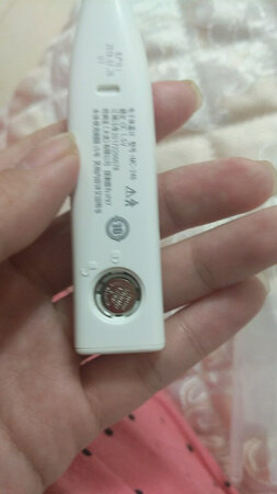 担心水银温度计摔坏了不好，太危险。这种热敏的很安全。等到了一定体温就停止，发出滴的声音。不用等待很长时间！物美价廉！家里有小孩首选！操作简单，开关启动时都会滴一声。很小的纽扣电池！还有安全盒不担心会压坏！