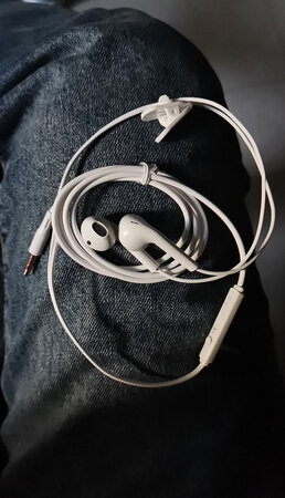 做工质感：符合它本身的价位。
音质音效：还不错
舒适度：比入耳式好
送了耳机盒，虽然做工一般，但是还算不错。