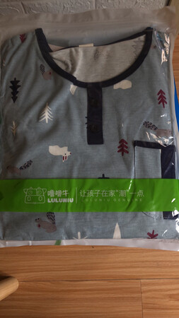 衣服质量不错，也不厚，空调房里穿不怕腿着凉了，就是买大了点