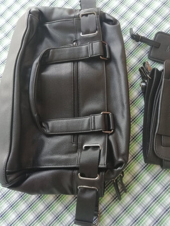 刚收到货，很大气，适合男人背。外观漂亮，空间容量大，做工细致。村质手感柔软。特别喜欢。满意。