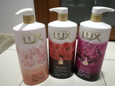 一直用力士沐浴露，很好用，不会感到干燥，也很喜欢那种香味。唯一不足的是，没有专门的包装，收到后有少量的沐浴露漏出来了
