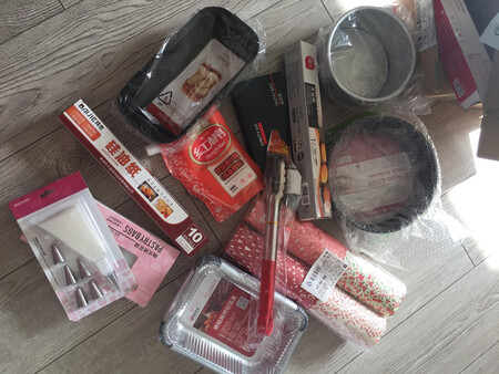 刚入了烘焙的大坑，买了一大堆烘焙材料，食材，烘焙厨具，烘焙用品等等，目测还要不停地添置。199-100的活动算下来价格还可以的，京东配送一如既往的快捷。各种东西包装也还不错，没遇上包装很脏或者很破的情况。