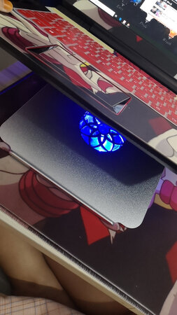 好是好，就是小。15.6寸的笔记本比散热器大，手压两侧笔记本不稳