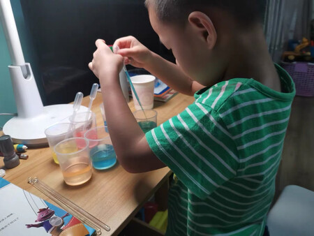 这套科学小子席徳的科学实验孩子非常喜欢，只要有点时间就想要做一个实验。总共是 72个科学实验，实验工具准备的也非常齐全，而且还额外赠送了科学小子席徳的中文动画片和英文版动画片。很划算了。有折扣时可以购入。