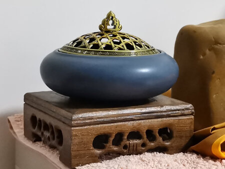 香炉底座做工精美，与各种香炉更是百搭。