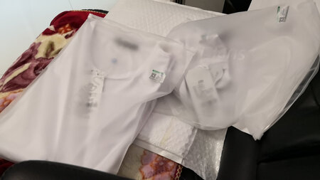 快递很速度。很快就收到了，感觉衣服不错，先试穿看看怎么样。